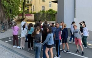 Gemeinsame Besprechung im freien, bevor Passanten angesprochen werden sollen