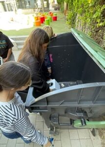 Die Sammeltonne wird erstmals von den Schülerinnen und Schülern befüllt