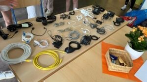 Viele Kabel liegen auf einem Tisch