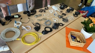 Viele Kabel liegen auf einem Tisch