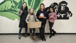 Schülerinnen präsentieren das Power-Pack der Globus-Stiftung