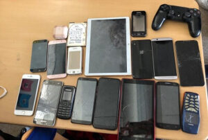 Gesammelte Handys, Tablets, Mobiltelefone, Kopfhörer und Controller