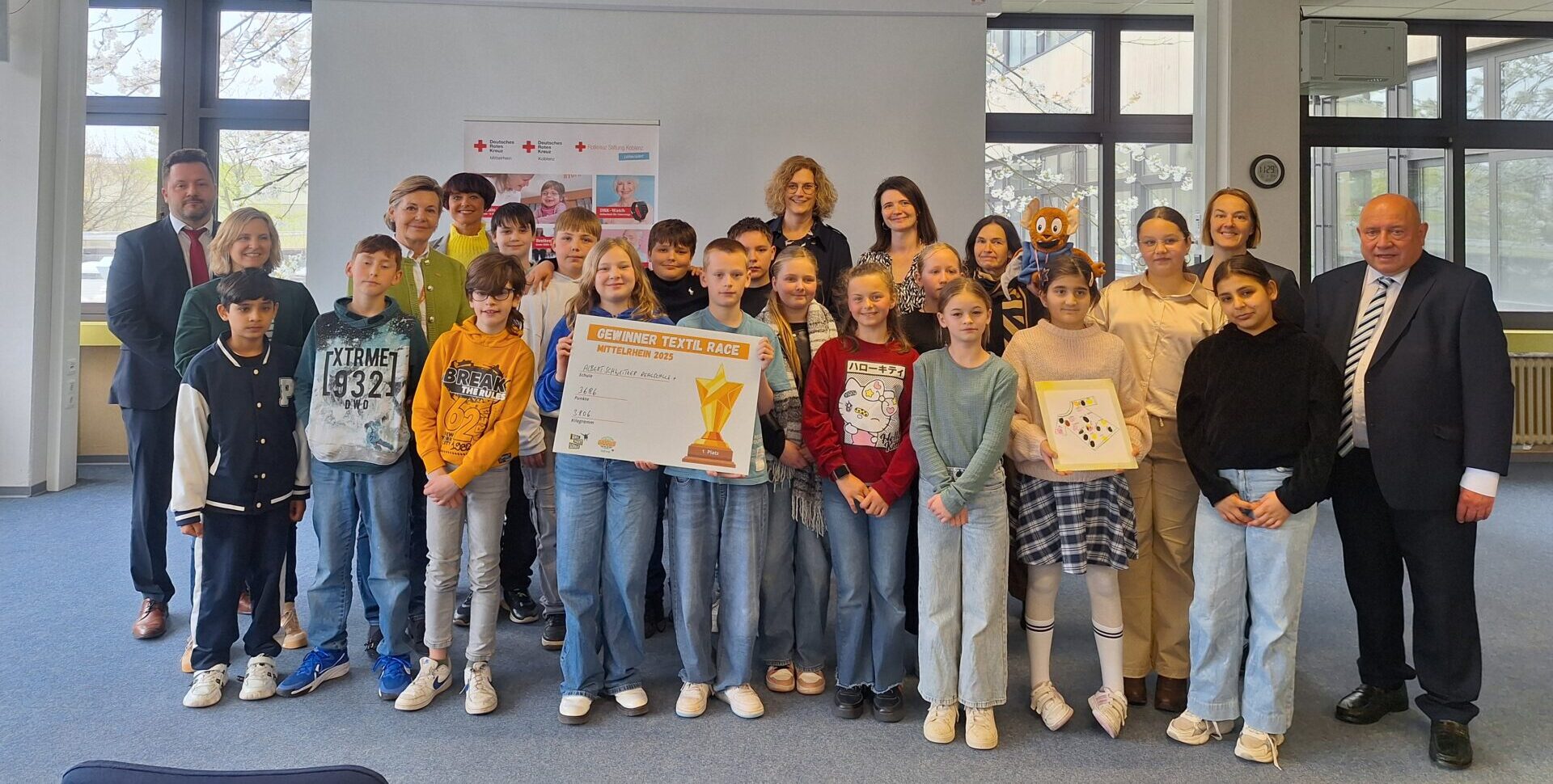 250410 Textil Race Preisverleihung Mittelrhein Gruppenfoto e1745414756851