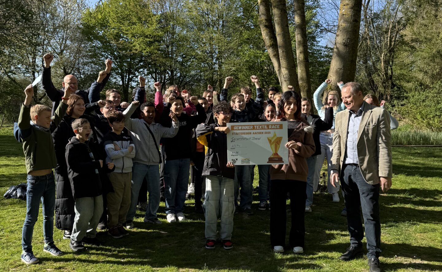 250411 TR Aachen Preisverleihung Gruppenfoto e1745402717896