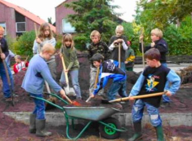 Schüler verschönern ihren Schulhof