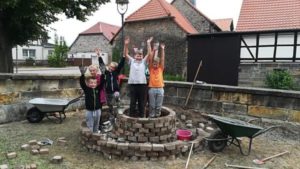 Kinder jubeln in der Kräuterschnecke