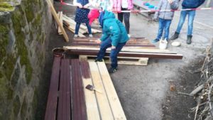 Paletten halb gestrichen